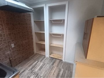 SE VENDE CASA CENTRAL EN LA REINA