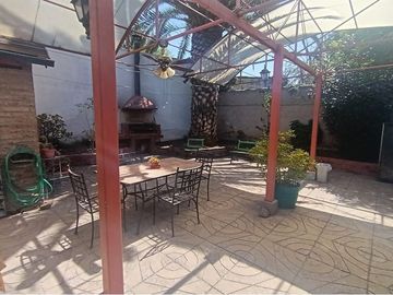 SE VENDE CASA CENTRAL EN LA REINA