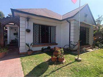 SE VENDE CASA CENTRAL EN LA REINA