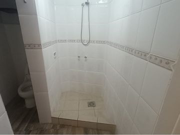 SE VENDE CASA CENTRAL EN LA REINA