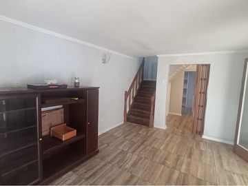 SE VENDE CASA CENTRAL EN LA REINA