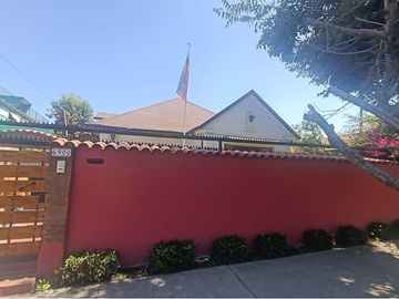 SE VENDE CASA CENTRAL EN LA REINA