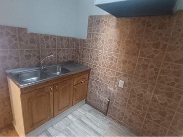 SE VENDE CASA CENTRAL EN LA REINA