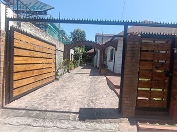 SE VENDE CASA CENTRAL EN LA REINA