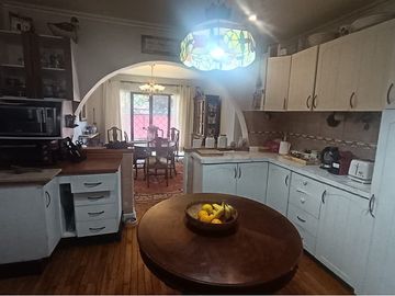 SE VENDE CASA CENTRAL EN LA REINA