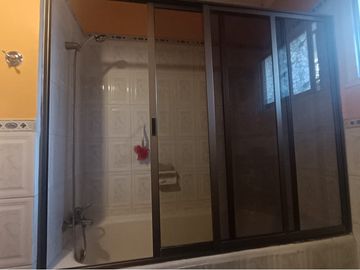 SE VENDE CASA CENTRAL EN LA REINA