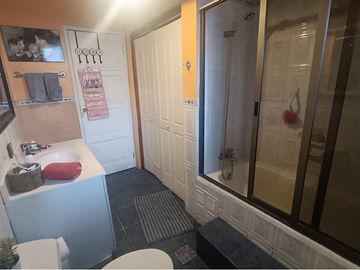SE VENDE CASA CENTRAL EN LA REINA