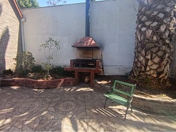 SE VENDE CASA CENTRAL EN LA REINA
