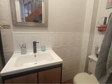 SE VENDE CASA CENTRAL EN LA REINA