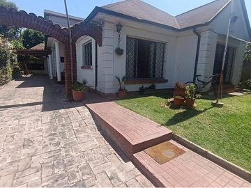 SE VENDE CASA CENTRAL EN LA REINA