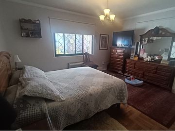 SE VENDE CASA CENTRAL EN LA REINA