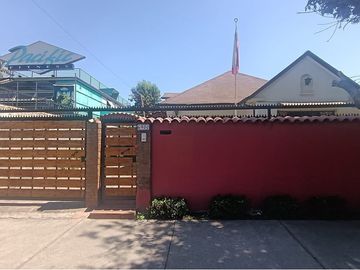 SE VENDE CASA CENTRAL EN LA REINA