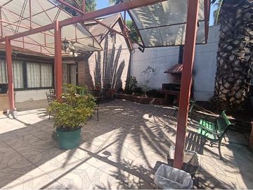 SE VENDE CASA CENTRAL EN LA REINA