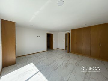 Casa en xalapa con 3 recámaras, cocina integral y terraza con hermosa vista.