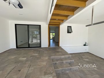 Casa en xalapa con 3 recámaras, cocina integral y terraza con hermosa vista.