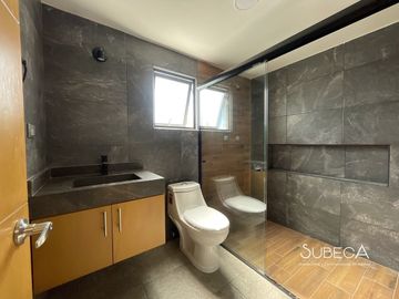 Casa en xalapa con 3 recámaras, cocina integral y terraza con hermosa vista.