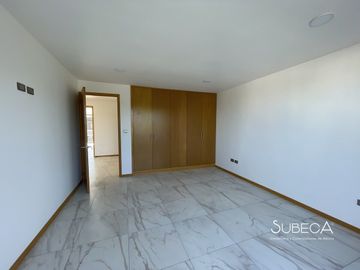 Casa en xalapa con 3 recámaras, cocina integral y terraza con hermosa vista.