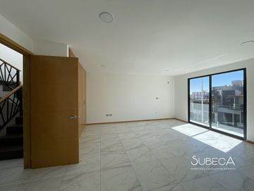 Casa en xalapa con 3 recámaras, cocina integral y terraza con hermosa vista.