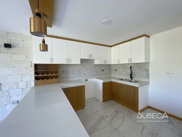 Casa en xalapa con 3 recámaras, cocina integral y terraza con hermosa vista.