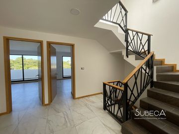 Casa en xalapa con 3 recámaras, cocina integral y terraza con hermosa vista.