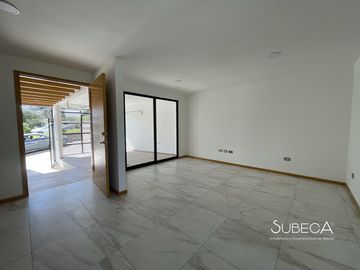 Casa en xalapa con 3 recámaras, cocina integral y terraza con hermosa vista.