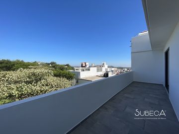 Casa en xalapa con 3 recámaras, cocina integral y terraza con hermosa vista.