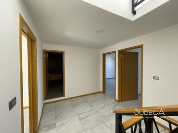 Casa en xalapa con 3 recámaras, cocina integral y terraza con hermosa vista.
