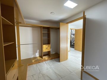 Casa en xalapa con 3 recámaras, cocina integral y terraza con hermosa vista.