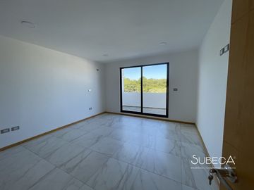 Casa en xalapa con 3 recámaras, cocina integral y terraza con hermosa vista.