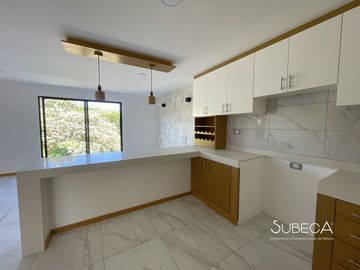 Casa en xalapa con 3 recámaras, cocina integral y terraza con hermosa vista.