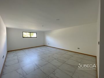 Casa en xalapa con 3 recámaras, cocina integral y terraza con hermosa vista.
