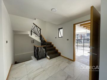 Casa en xalapa con 3 recámaras, cocina integral y terraza con hermosa vista.