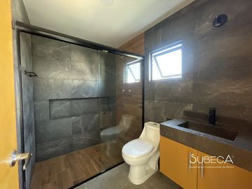 Casa en xalapa con 3 recámaras, cocina integral y terraza con hermosa vista.