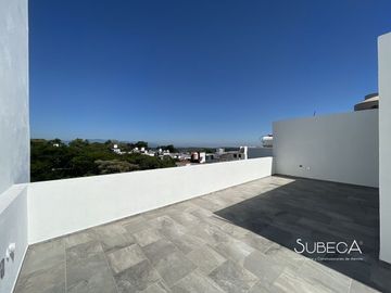 Casa en xalapa con 3 recámaras, cocina integral y terraza con hermosa vista.
