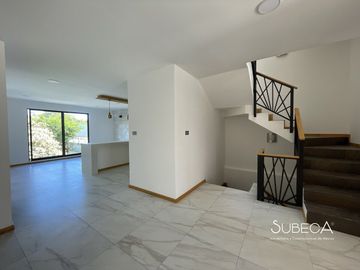 Casa en xalapa con 3 recámaras, cocina integral y terraza con hermosa vista.