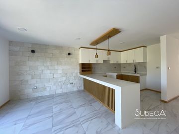 Casa en xalapa con 3 recámaras, cocina integral y terraza con hermosa vista.