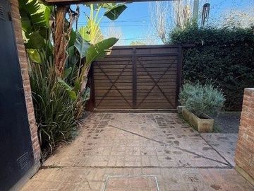 Casa en venta de 3 dormitorios c/ cochera en City Bell