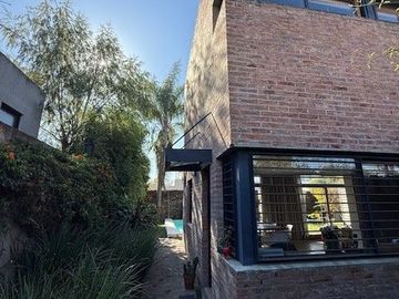 Casa en venta de 3 dormitorios c/ cochera en City Bell