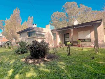 VENTA CASA 2 AMBIENTES QUINCHO Y PARQUE