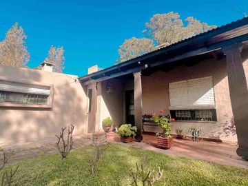 VENTA CASA 2 AMBIENTES QUINCHO Y PARQUE