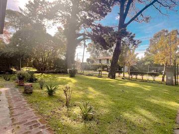 VENTA CASA 2 AMBIENTES QUINCHO Y PARQUE