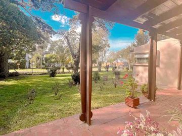VENTA CASA 2 AMBIENTES QUINCHO Y PARQUE