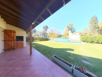 VENTA CASA 5 AMBIENTES PILETA LOTE PROPIO EN PILAR