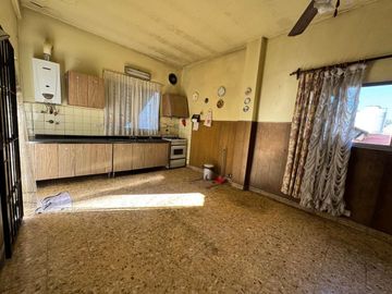 VENTA DE CASA 7 AMBIENTES EN AVELLANEDA