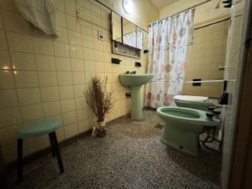 VENTA DE CASA 7 AMBIENTES EN AVELLANEDA