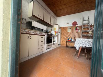 VENTA DE CASA 7 AMBIENTES EN AVELLANEDA