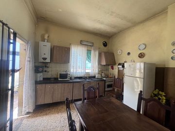VENTA DE CASA 7 AMBIENTES EN AVELLANEDA