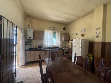 VENTA DE CASA 7 AMBIENTES EN AVELLANEDA