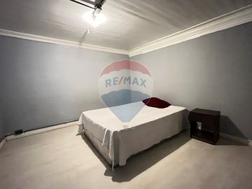 2 casas y local comercial. Metro República.