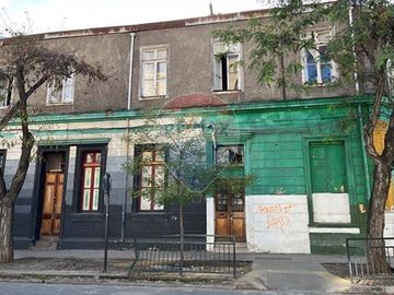 2 casas y local comercial. Metro República.